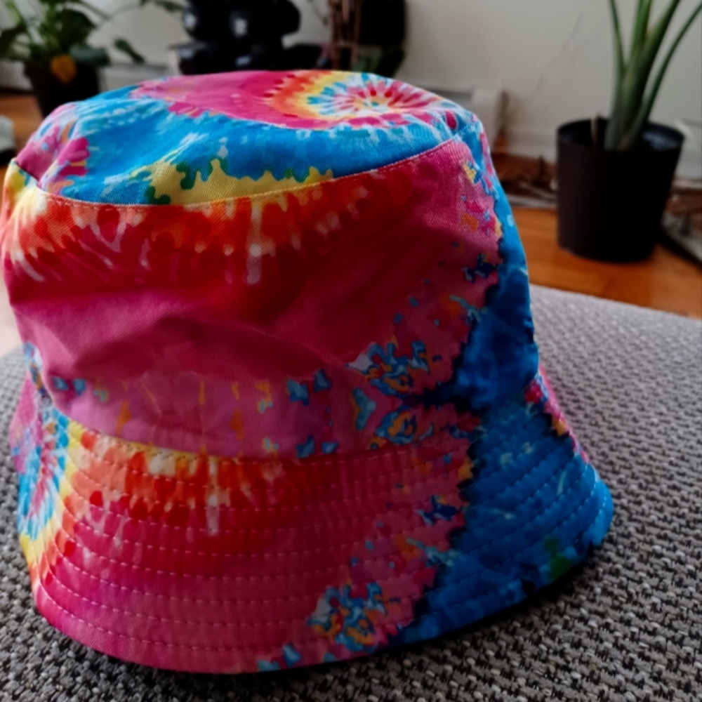 BUCKET HAT